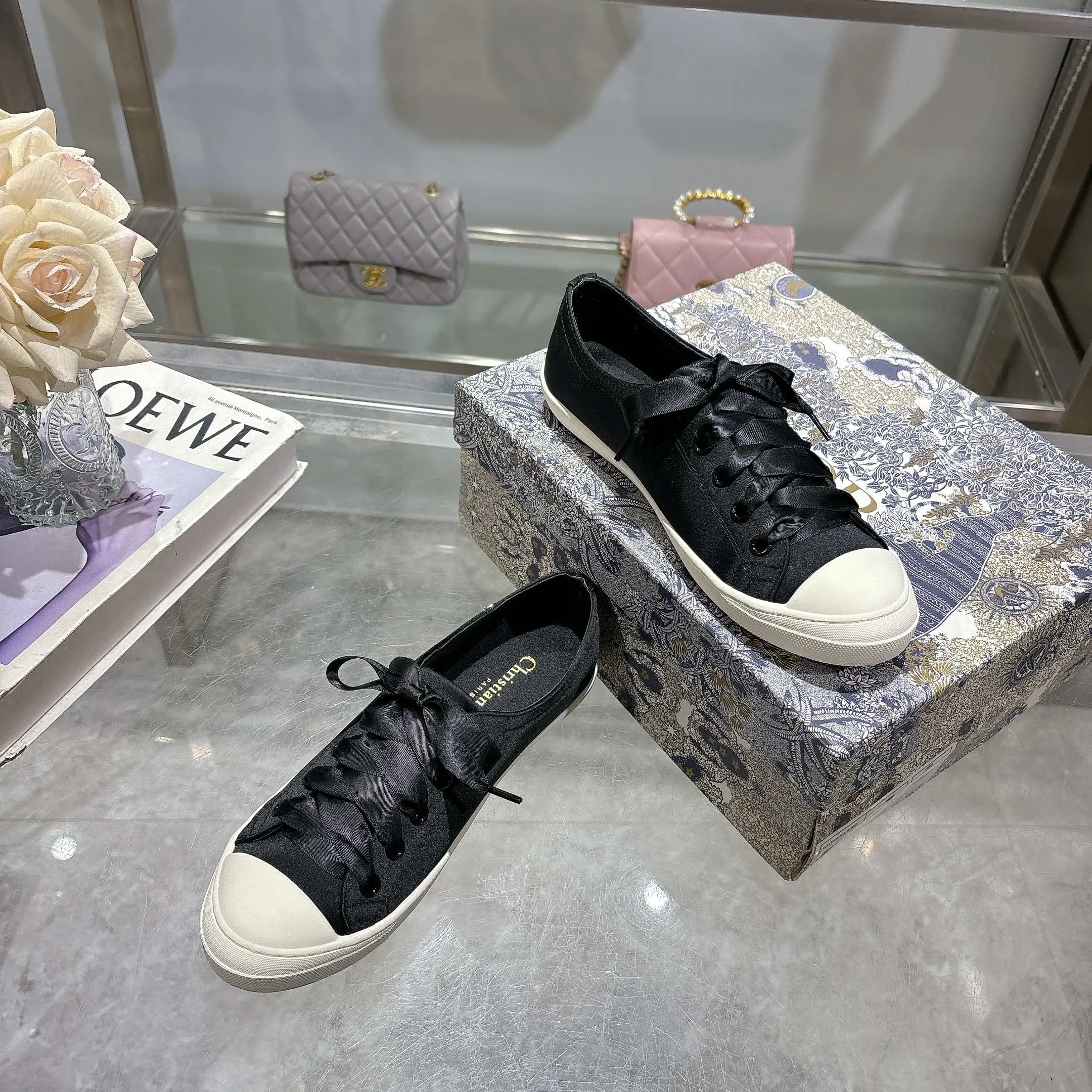 👟👟Ex-factory price 440👟👟 Dior ballet-style casual shoes, the same style as celebrities, satin fabric, breathable mesh lining, sheepskin for feet, wear-resistant rubber sole, size 35-40.